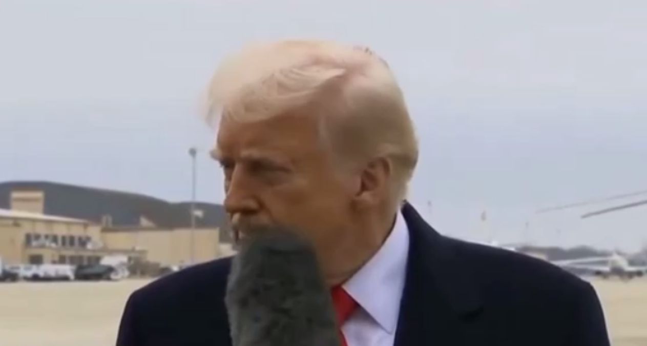 Трампа ударили микрофоном