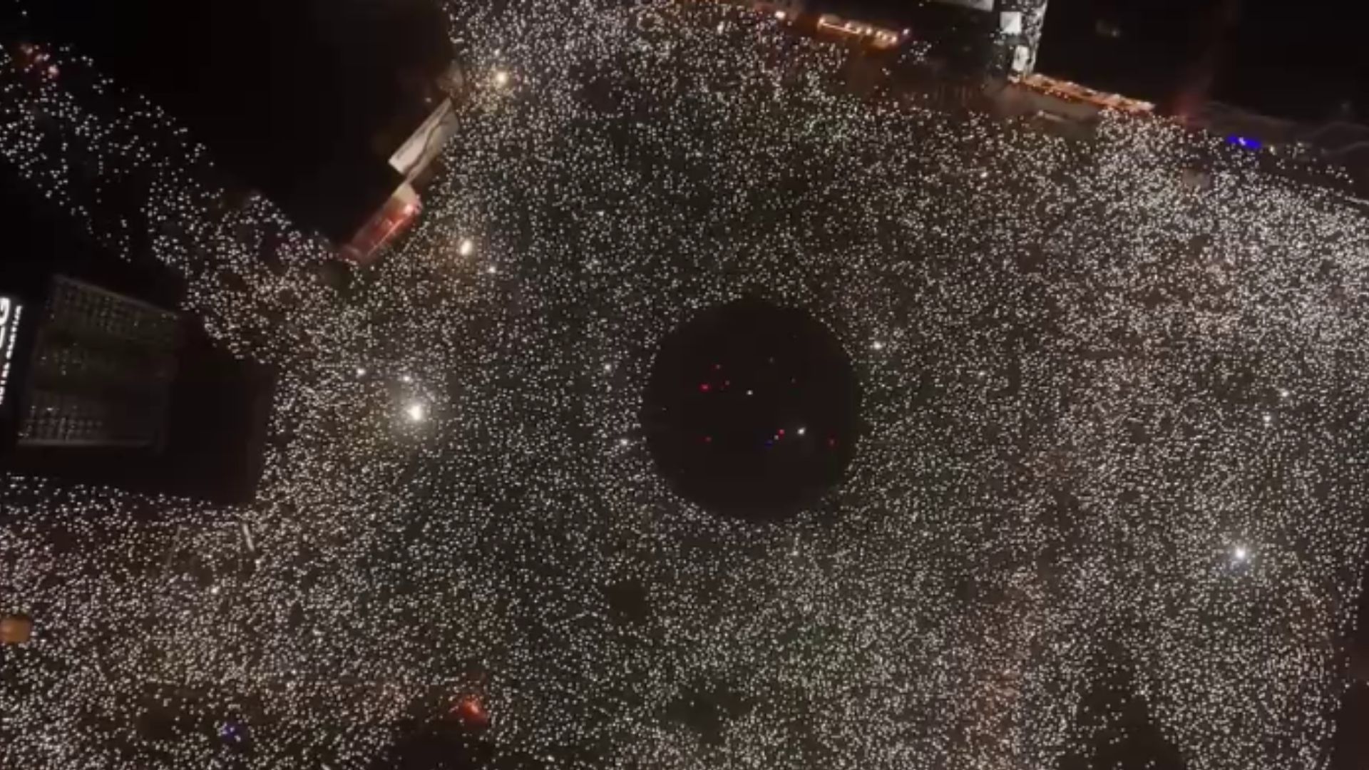 Вражаюча кількість людей на протесті у Белграді Вражаюча кількість людей на протесті у Белграді