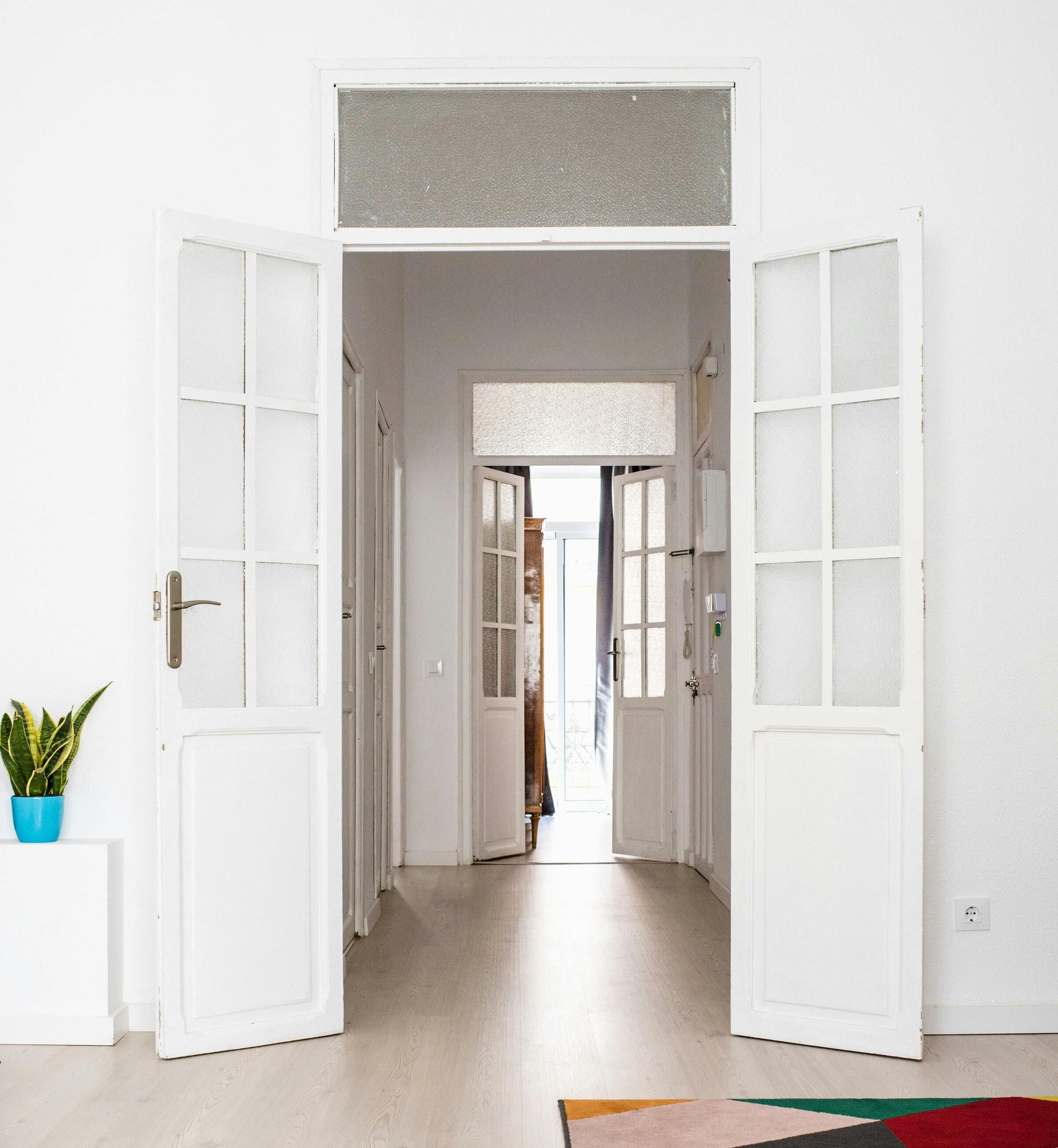 Небезпечний гість - чоловік залишив двері відчиненими й згодом викликав поліцію - Нерухомість Небезпечний гість - чоловік залишив двері відчиненими й згодом викликав поліцію - Нерухомість