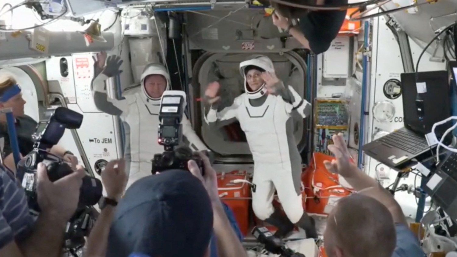Бутч Уилмор и Сунита Уильямс прощаются с экипажем МКС Бутч Уилмор и Сунита Уильямс прощаются с экипажем МКС