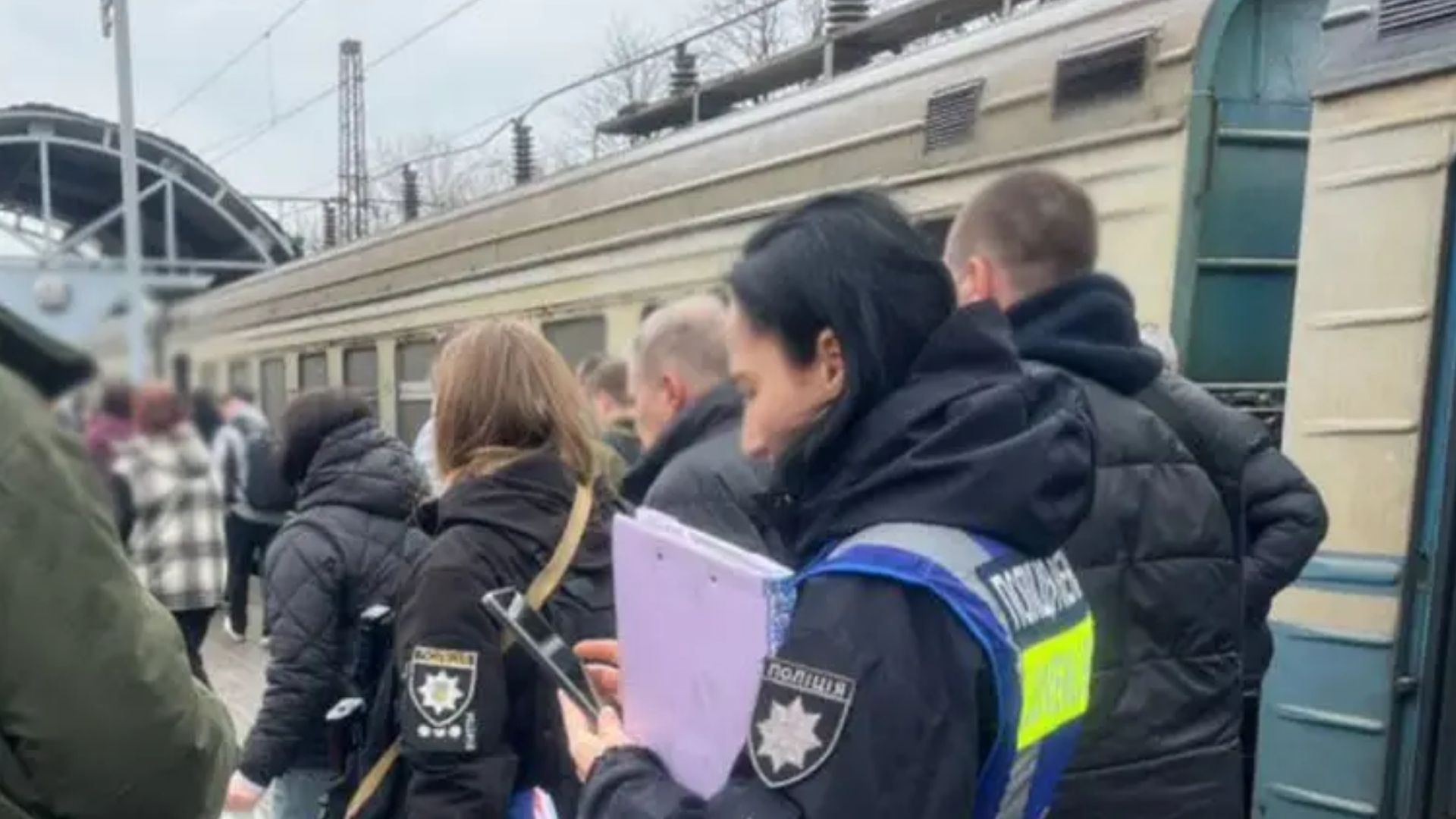 У Києві підліток заліз на електропотяг У Києві підліток заліз на електропотяг