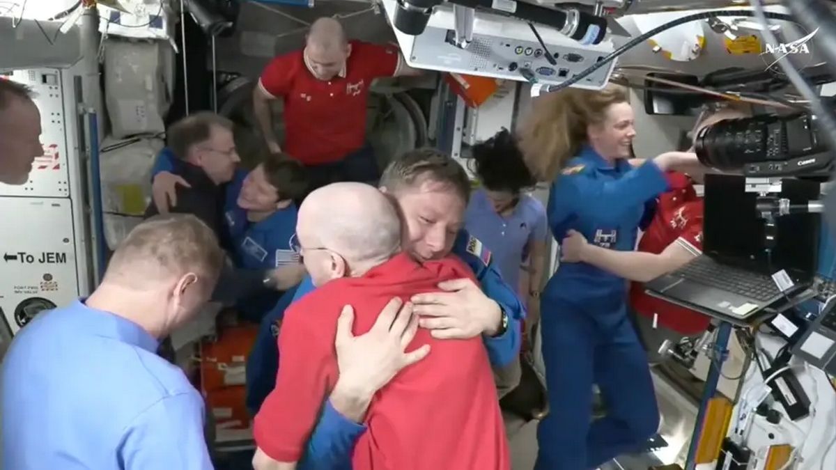 Crew-10 прибув на МКС і зробив історичне фото 11 астронавтів Crew-10 прибув на МКС і зробив історичне фото 11 астронавтів