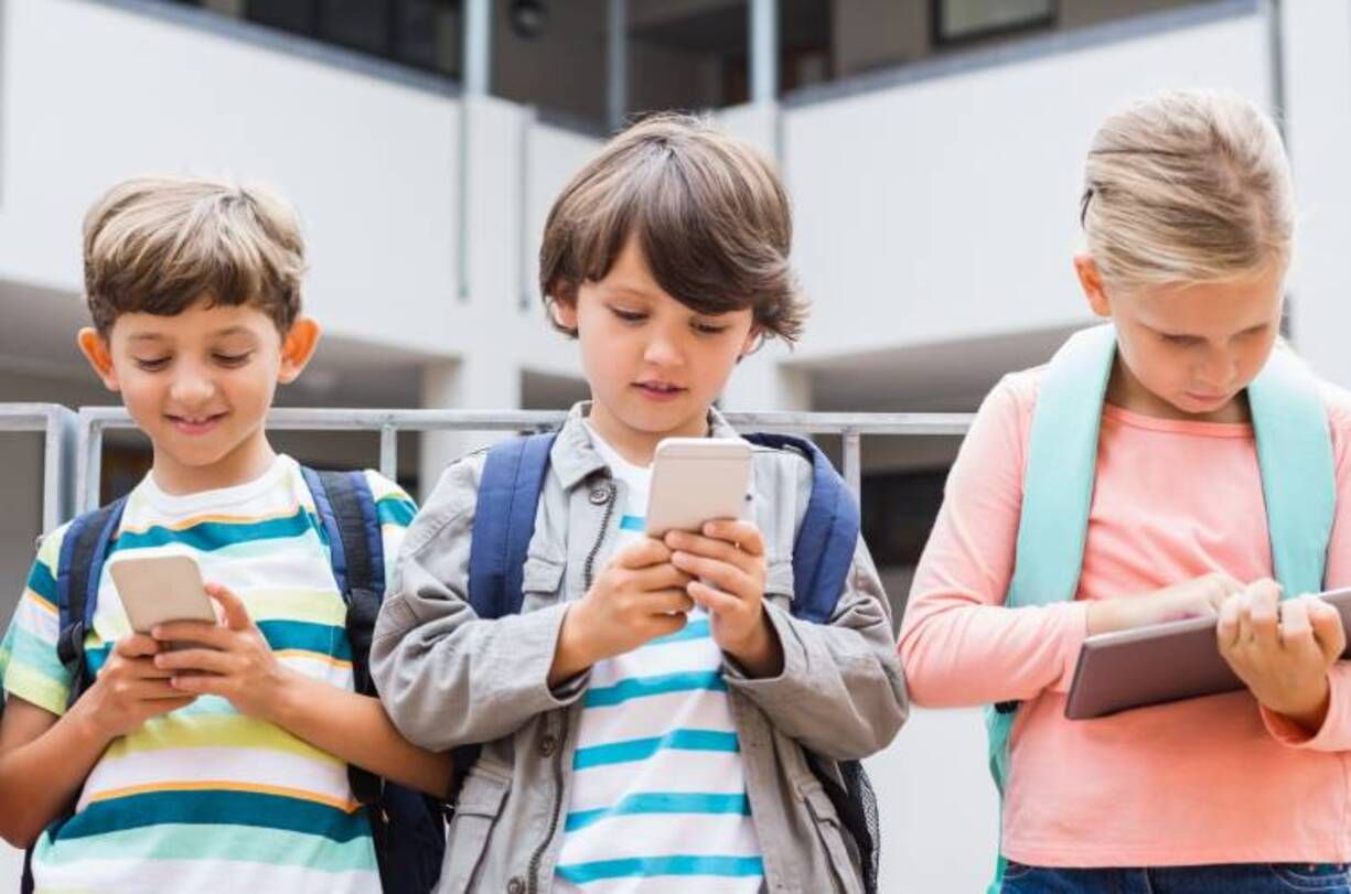 Заборона мобільних телефонів у школах - в Офісі омбудсмена зробили заяву Заборона мобільних телефонів у школах - в Офісі омбудсмена зробили заяву