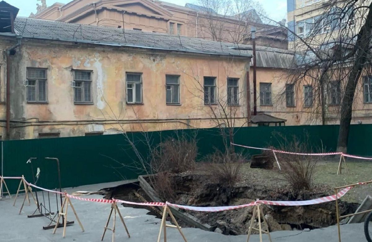 В Киеве в провале обнаружили остатки древней усадьбы в Киеве В Киеве в провале обнаружили остатки древней усадьбы в Киеве