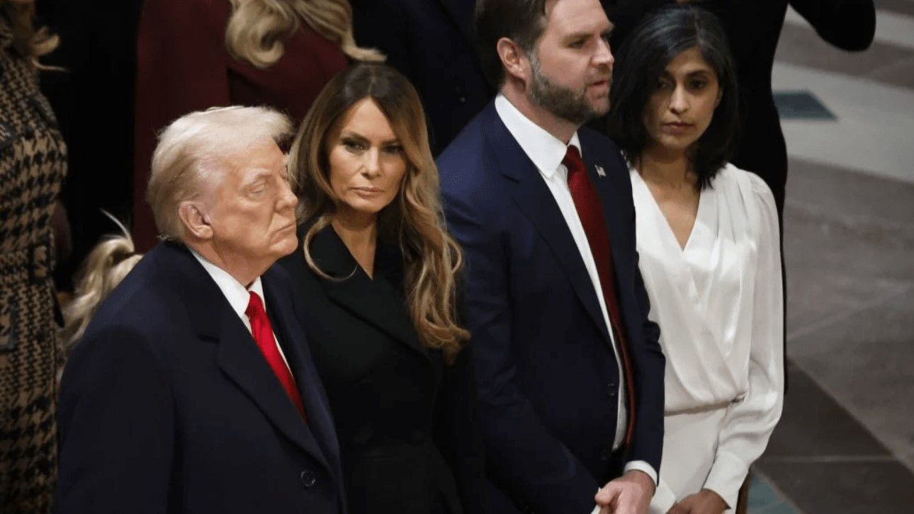 Трамп задрімав соборі Вашингтона - реакція Меланії Трамп стала вірусною Трамп задрімав соборі Вашингтона - реакція Меланії Трамп стала вірусною