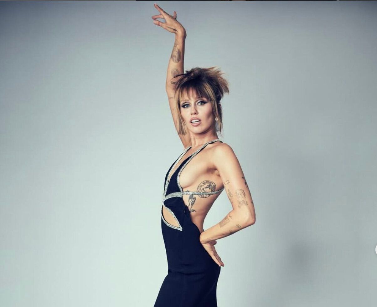 Майлі Сайрус поєднала різні візерунки в інтер'єрі ванної - фото результату Майлі Сайрус поєднала різні візерунки в інтер'єрі ванної - фото результату