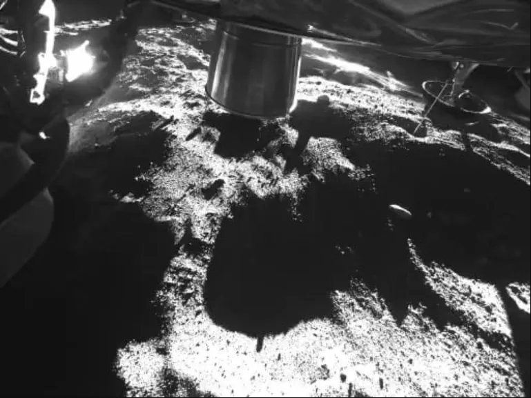 Тень простирается по поверхности Луны Тень простирается по поверхности Луны