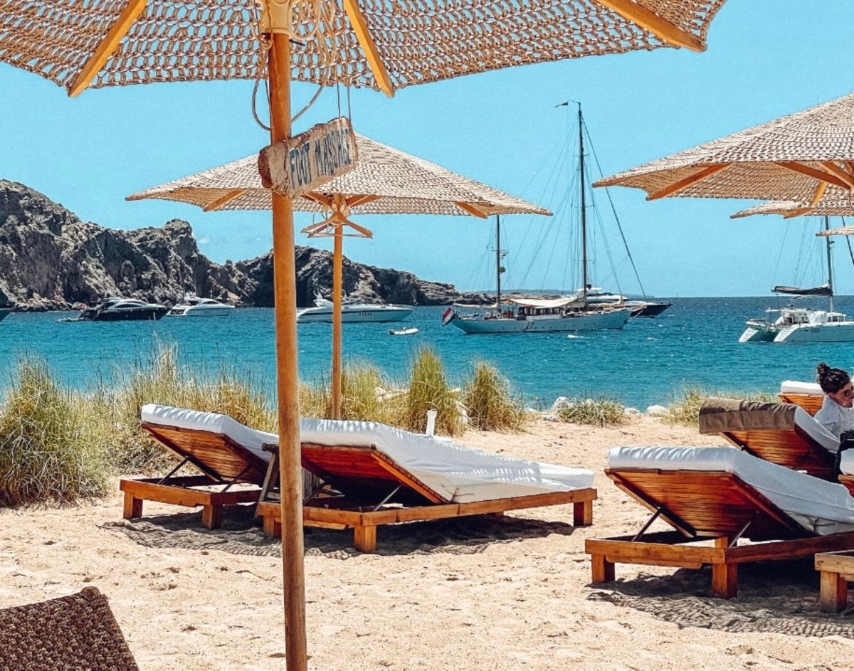 Жителі Ібіци заблокували популярну туристичну локацію Жителі Ібіци заблокували популярну туристичну локацію