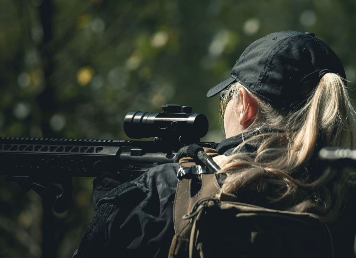 Виїзд за кордон жінки-військової Виїзд за кордон жінки-військової