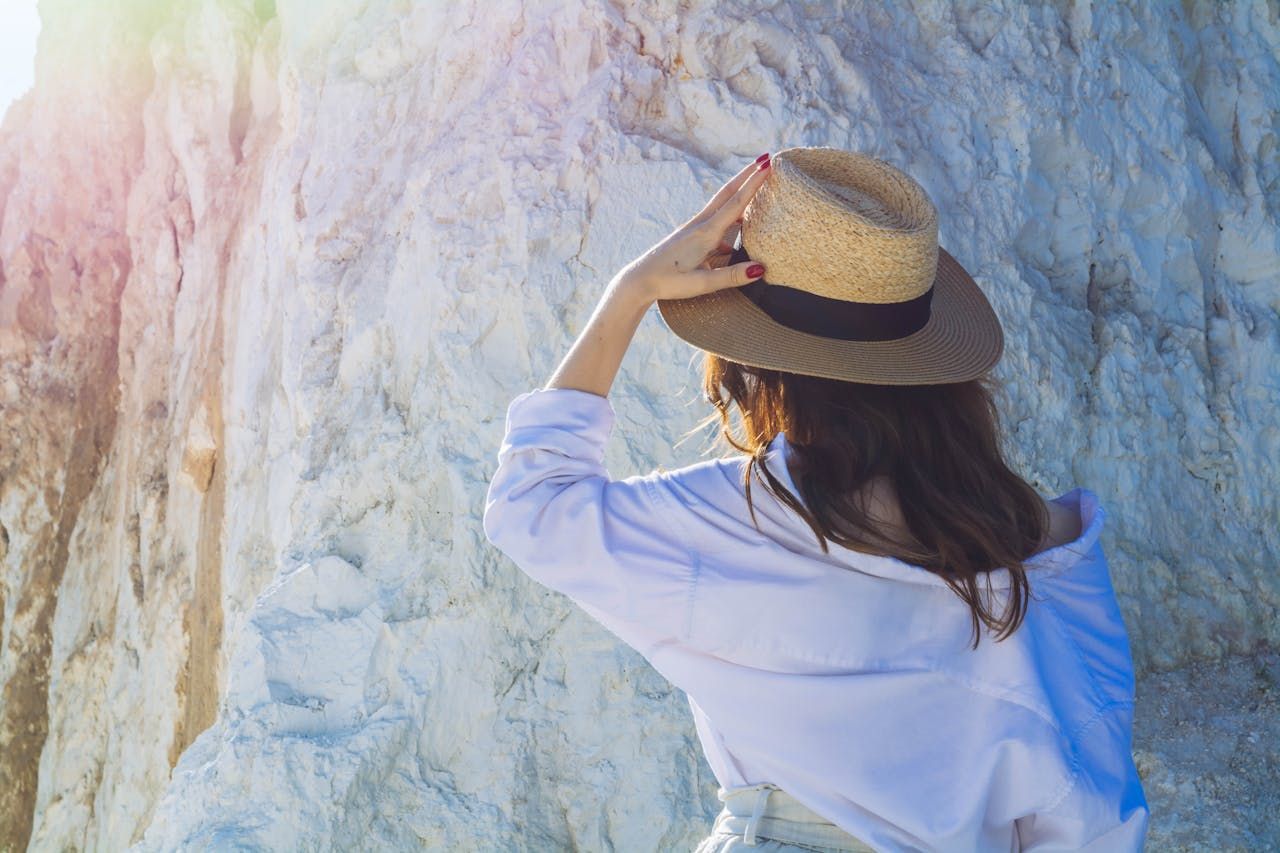 Девушка в солнечной шляпе Девушка в солнечной шляпе