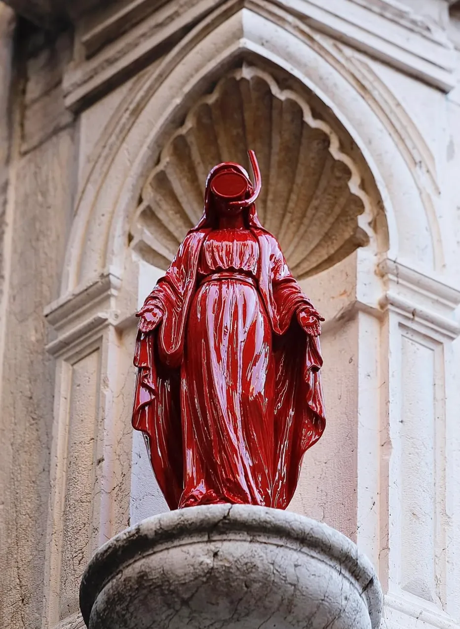 Дева в маске Дева в маске