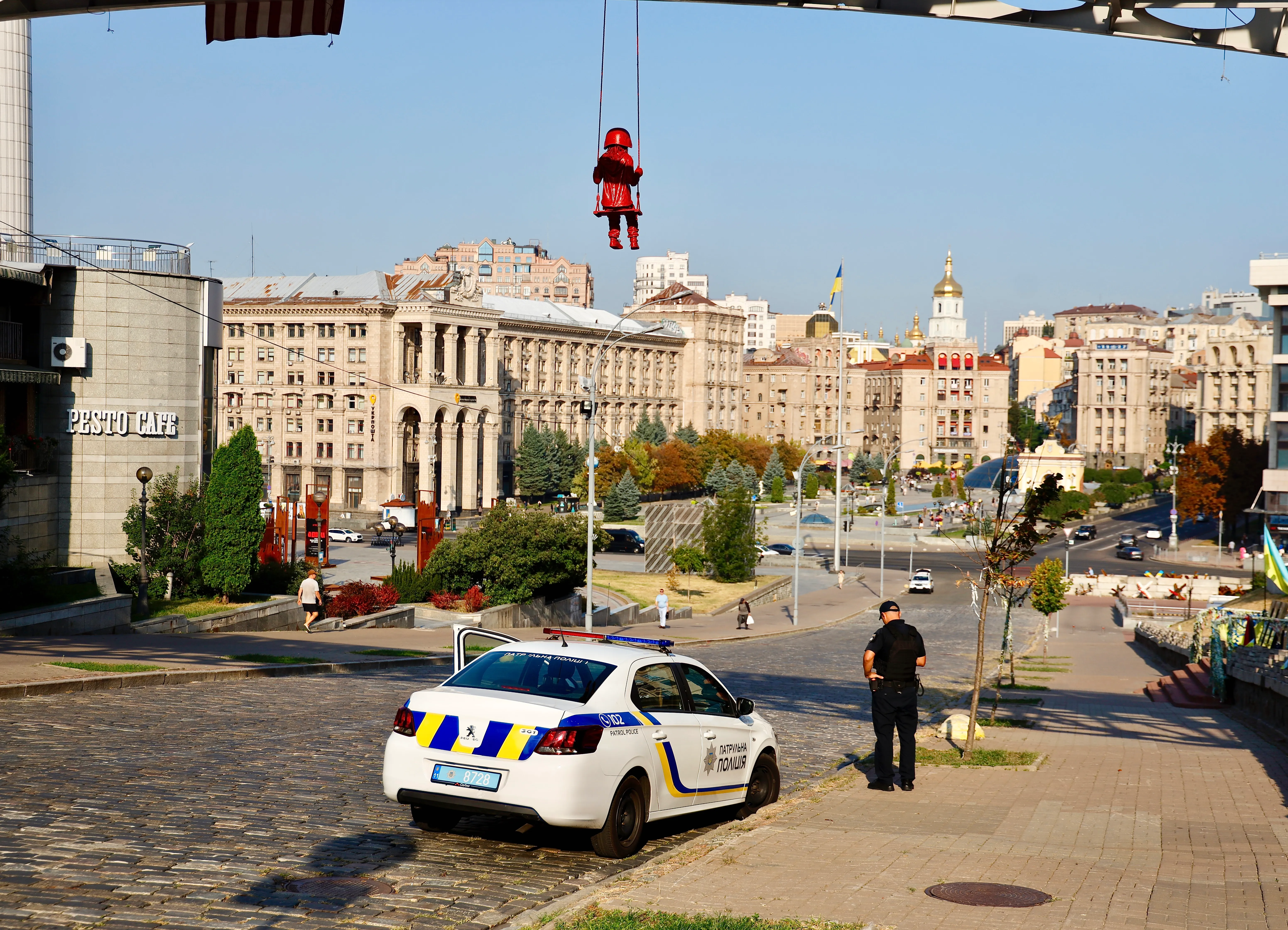 Девочка на качелях Девочка на качелях