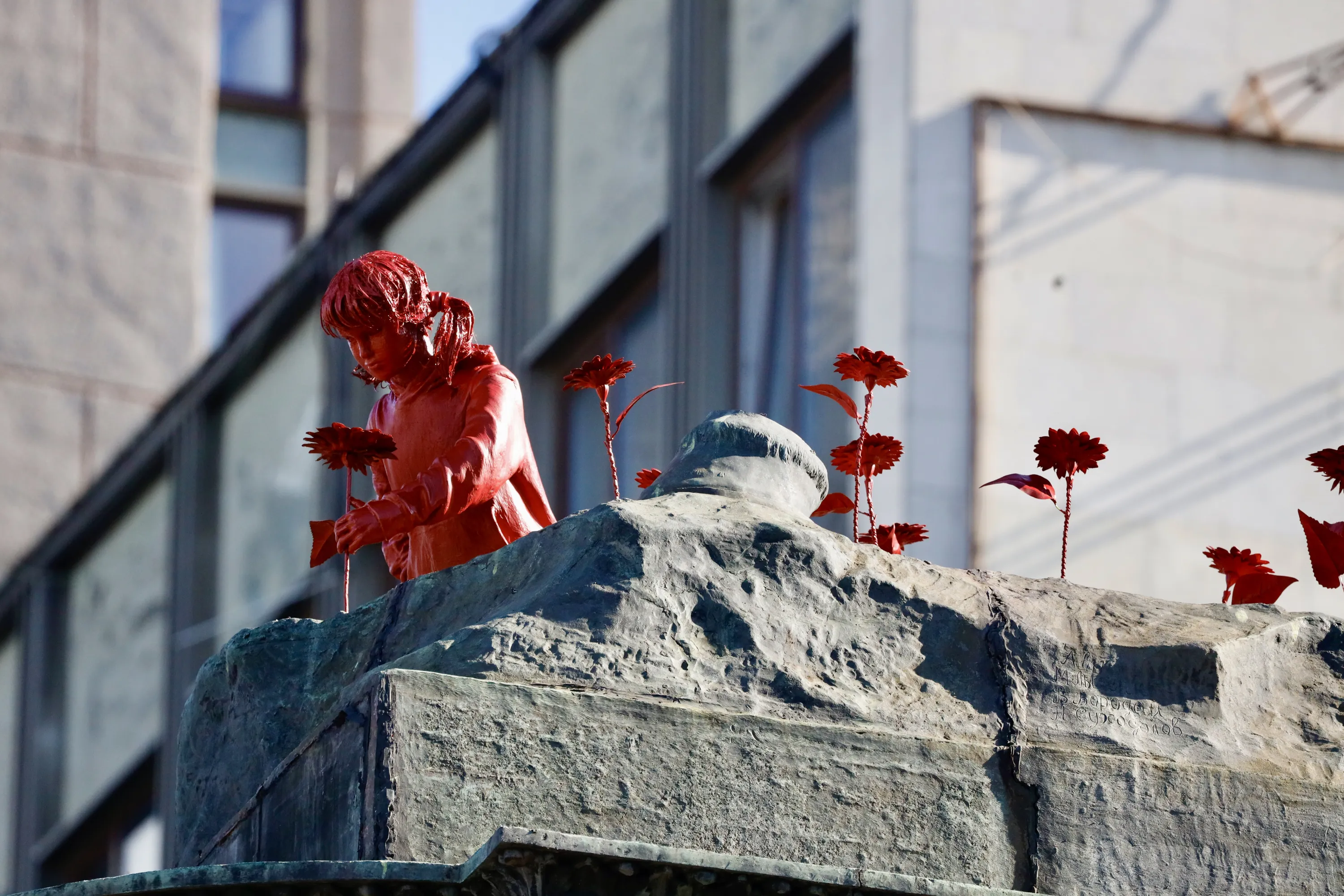 Дівчинка з квітами