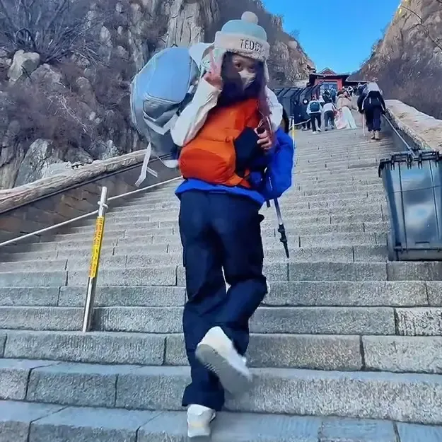 Сяо Чен помогает туристам подняться на гору Тайшан Сяо Чен помогает туристам подняться на гору Тайшан