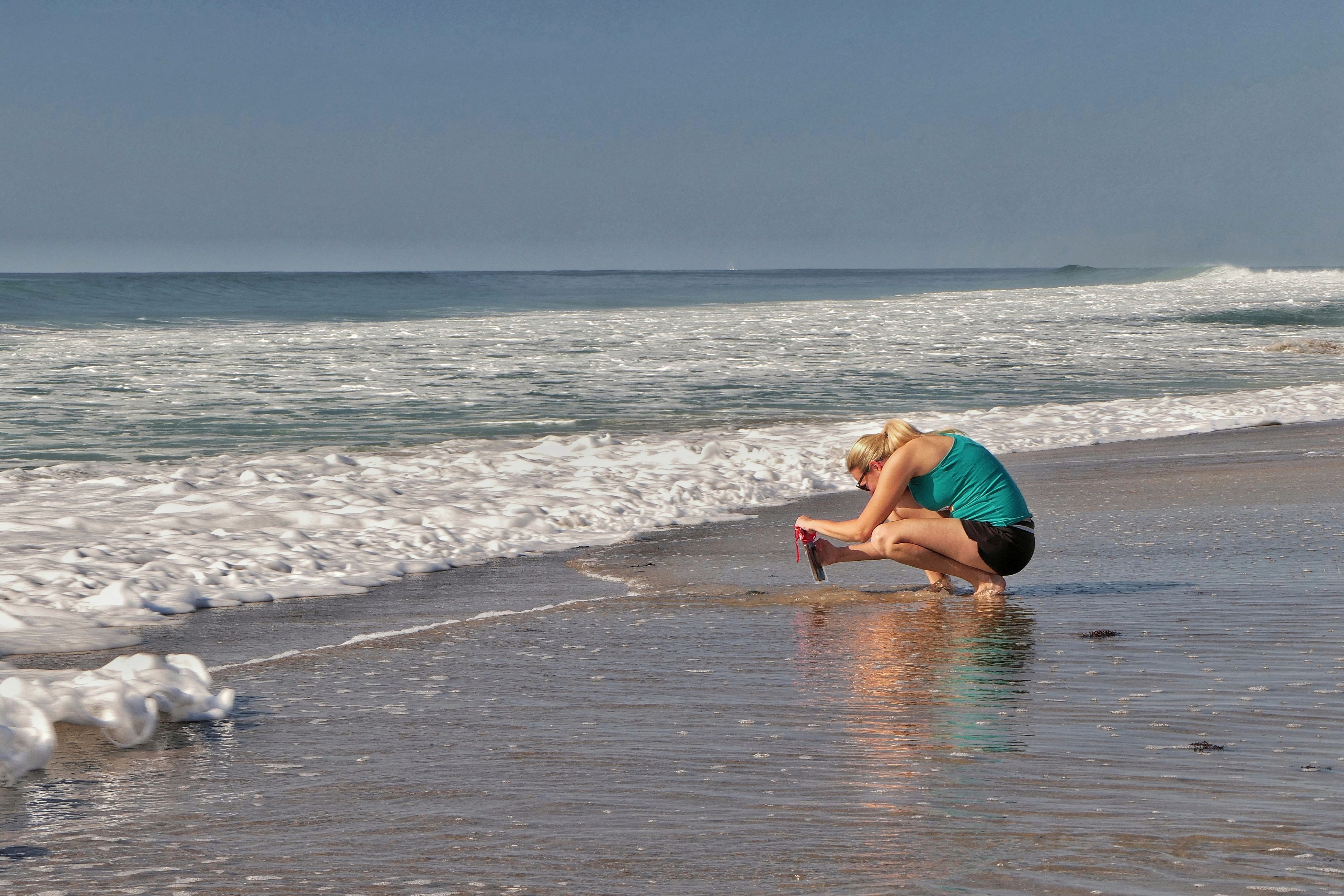 На семейном фото с пляжа обнаружили интересную деталь - что это было На семейном фото с пляжа обнаружили интересную деталь - что это было