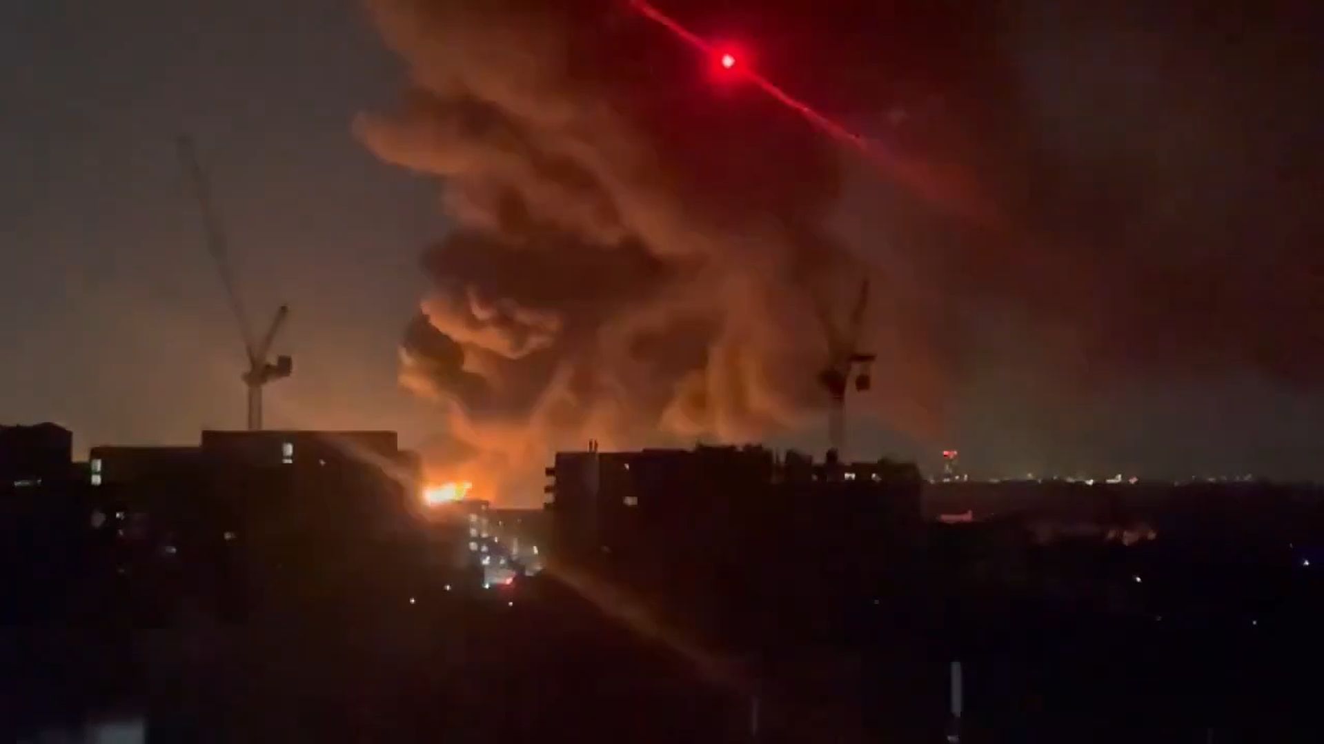 У Лондоні призупинив роботу аеропорт Хітроу через масштабну пожежу на електропідстанції У Лондоні призупинив роботу аеропорт Хітроу через масштабну пожежу на електропідстанції