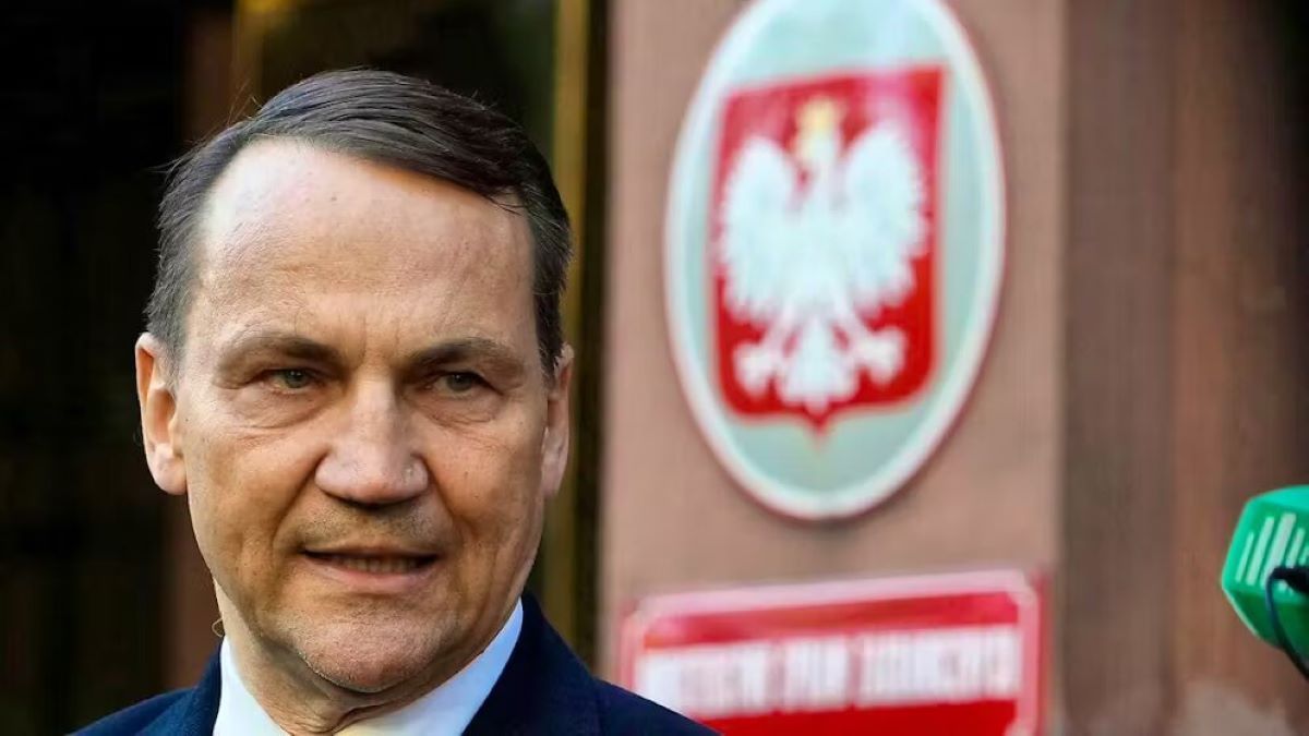 Сикорский указал на зависимость России от поставок оружия из Ирана и КНДР Сикорский указал на зависимость России от поставок оружия из Ирана и КНДР