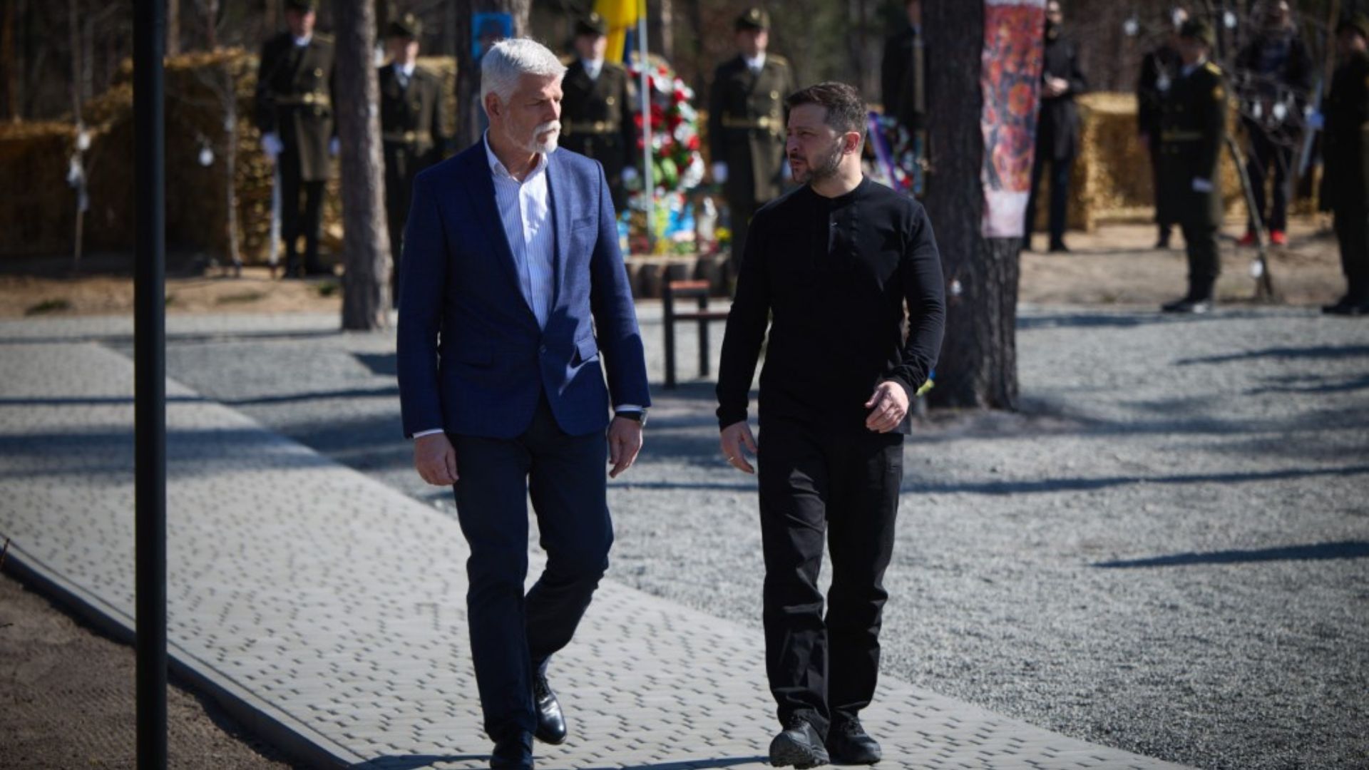 Зеленский встретился с президентом Чехии в Мощуне в годовщину освобождения этого села от оккупантов - 24 Канал Зеленский встретился с президентом Чехии в Мощуне в годовщину освобождения этого села от оккупантов - 24 Канал