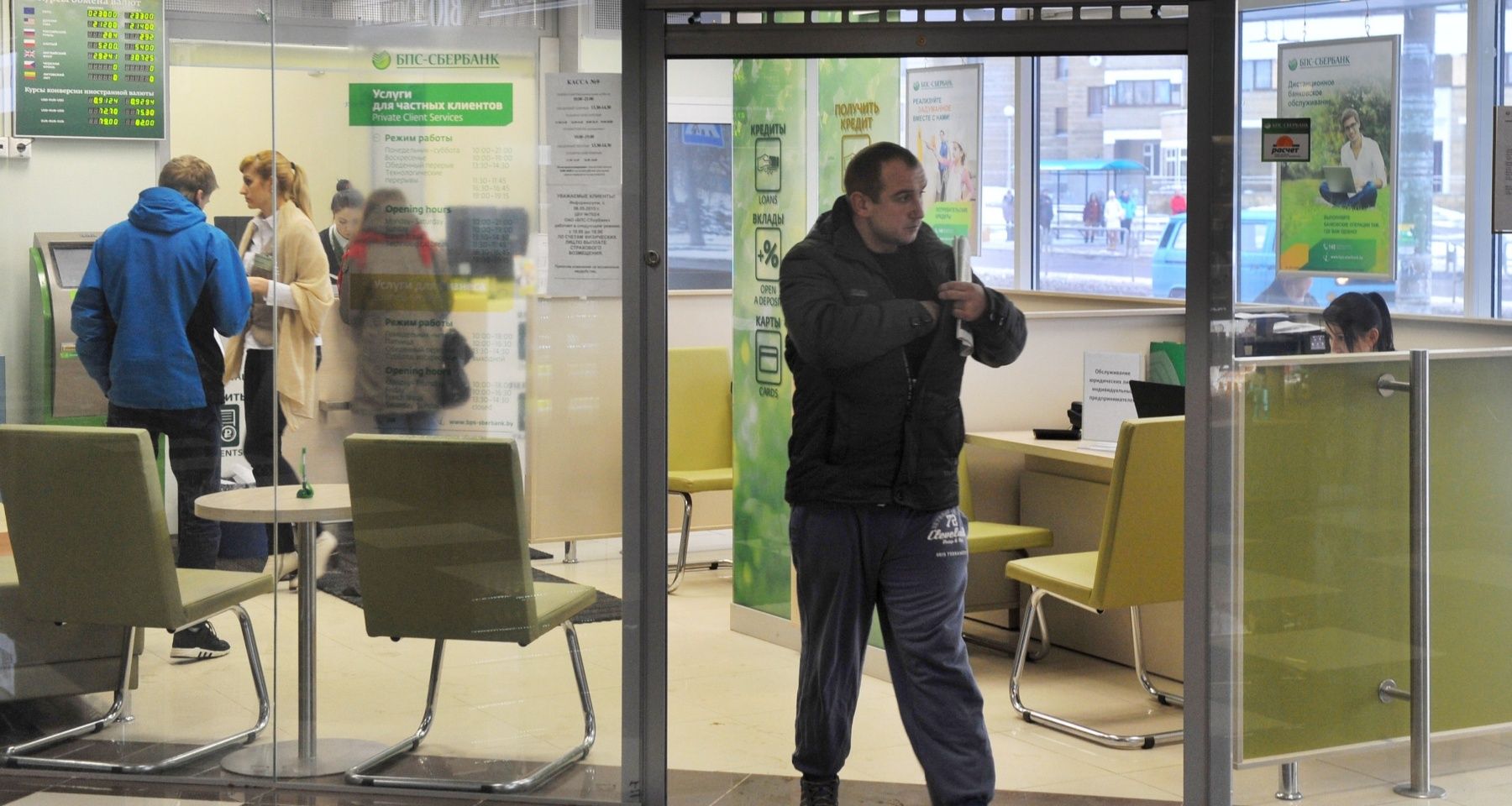 Росіяни на тлі кризи в економіці бідніють Росіяни на тлі кризи в економіці бідніють