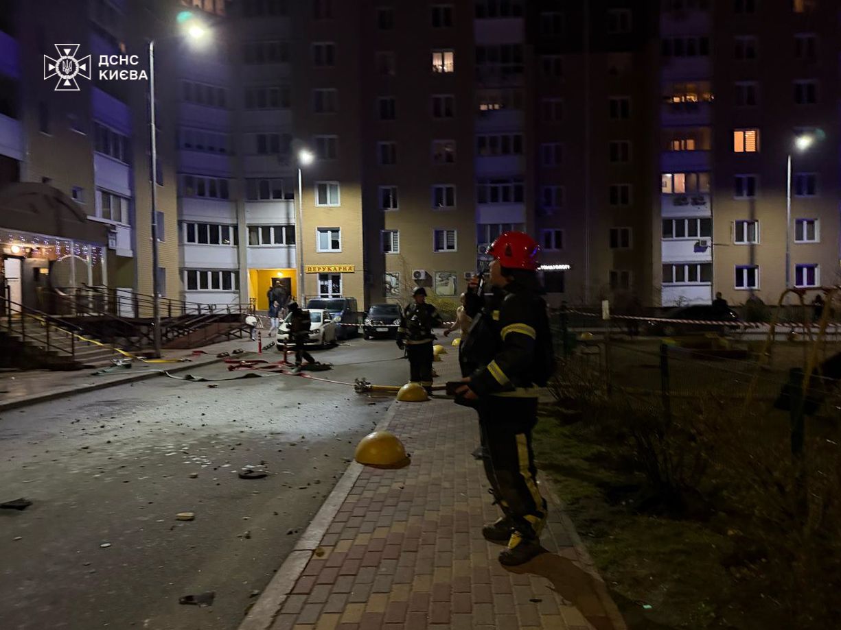 В Києві ліквідують наслідки російської атаки В Києві ліквідують наслідки російської атаки