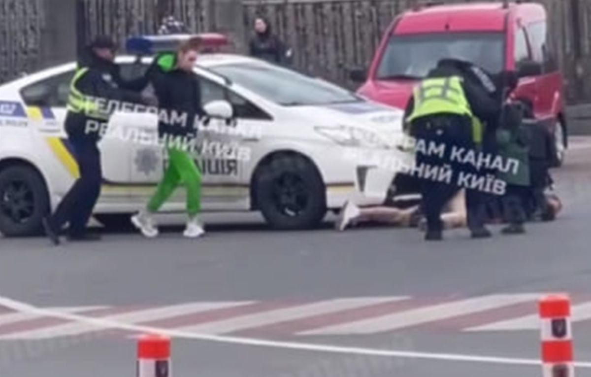 В Киеве на вокзале задержали родителей на глазах у ребенка - что произошло - новости Киева - 24 Канал В Киеве на вокзале задержали родителей на глазах у ребенка - что произошло - новости Киева - 24 Канал