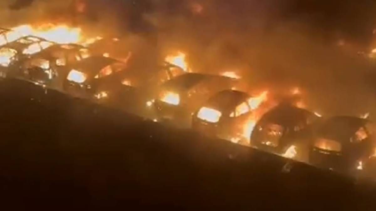 У Владивостоці вогонь знищив два десятки автівок на автостоянці У Владивостоці вогонь знищив два десятки автівок на автостоянці