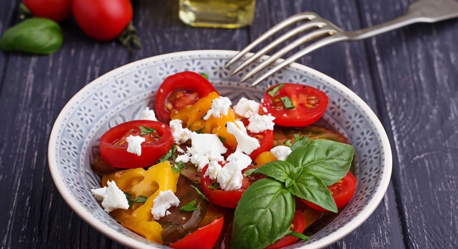 Салат из помидоров и плавленого сырка Салат из помидоров и плавленого сырка