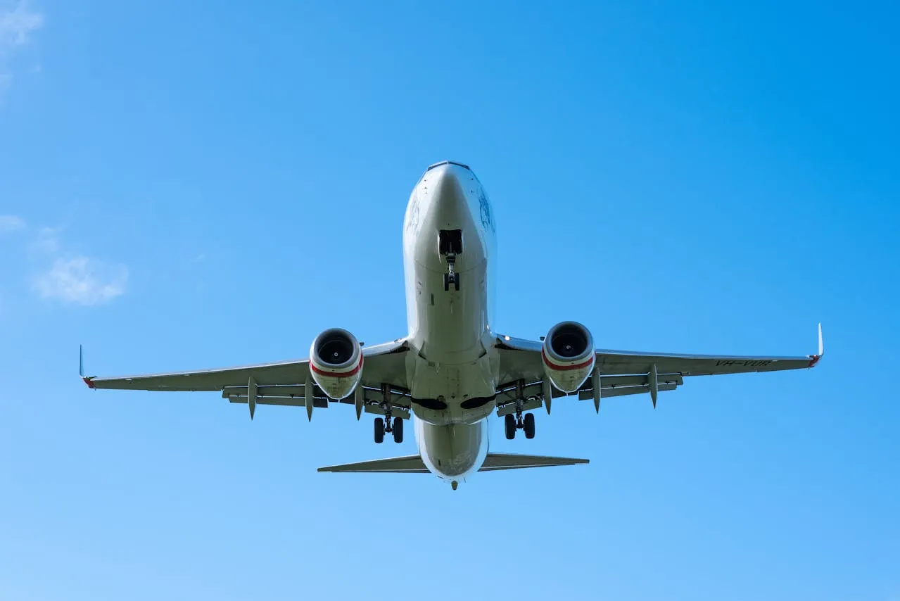 Самолет в небе Самолет в небе