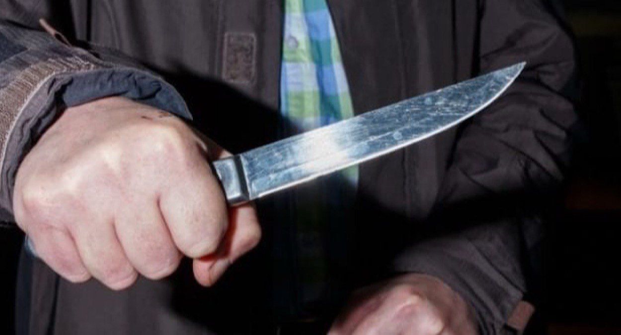 На вокзалі чоловік з ножем поранив двох перехожих На вокзалі чоловік з ножем поранив двох перехожих