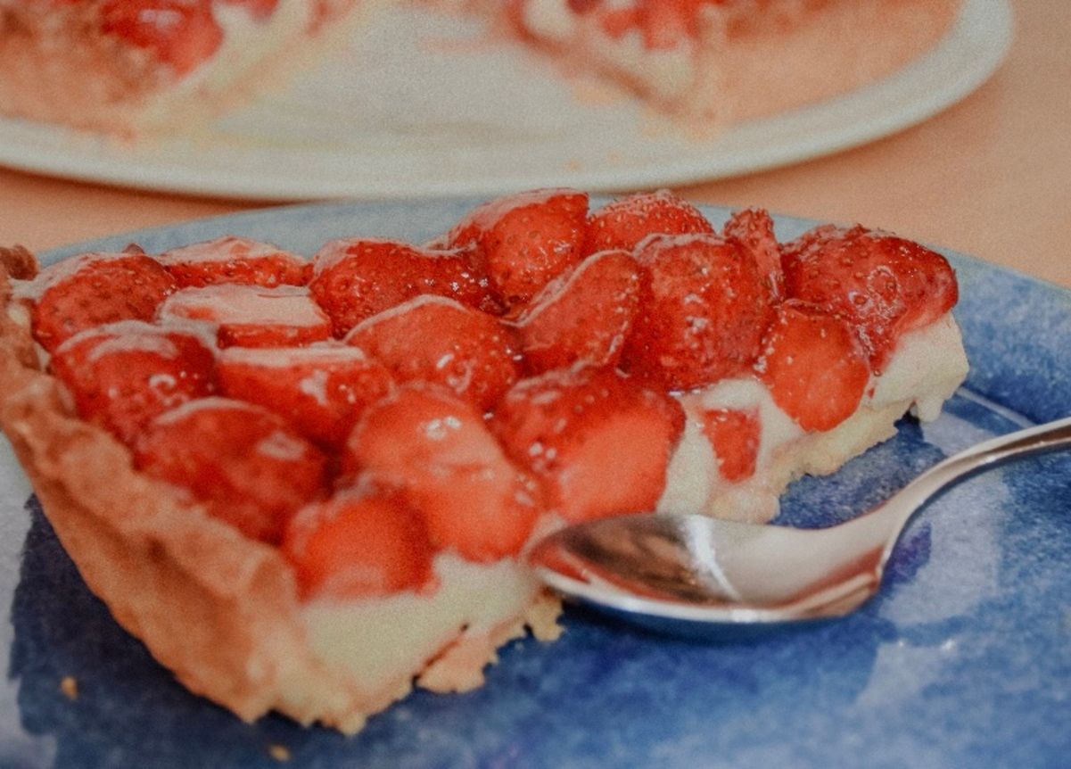 Простий десерт з полуницею та йогуртом Простий десерт з полуницею та йогуртом