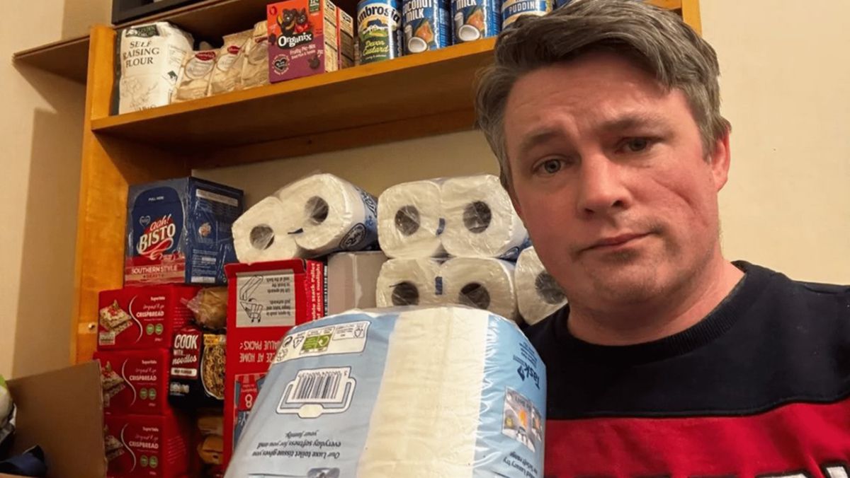 Американец готовится к концу света, ежедневно репетируя его Американец готовится к концу света, ежедневно репетируя его