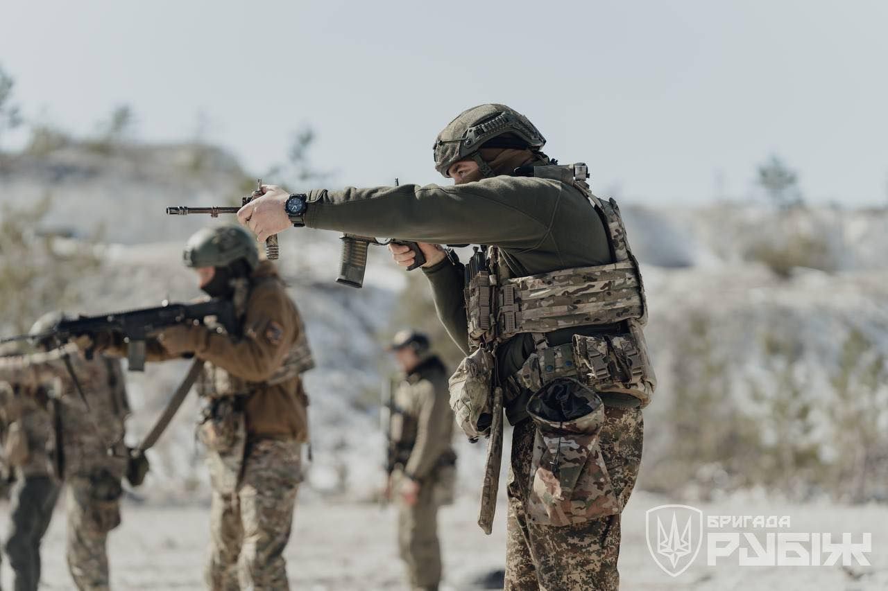 Українські військові зі зброєю в руках Українські військові зі зброєю в руках