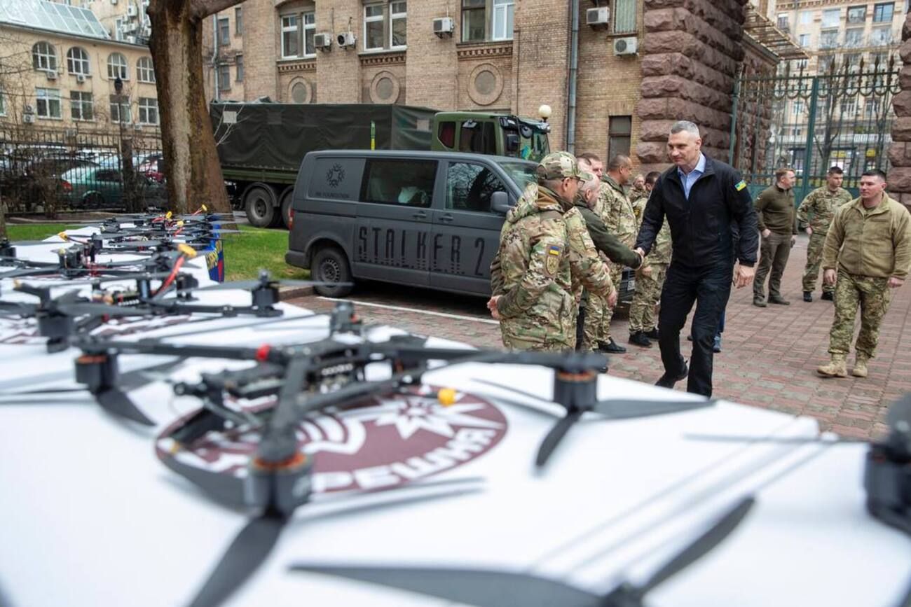 Виталий Кличко передал военным еще 2000 дронов от общины Киева