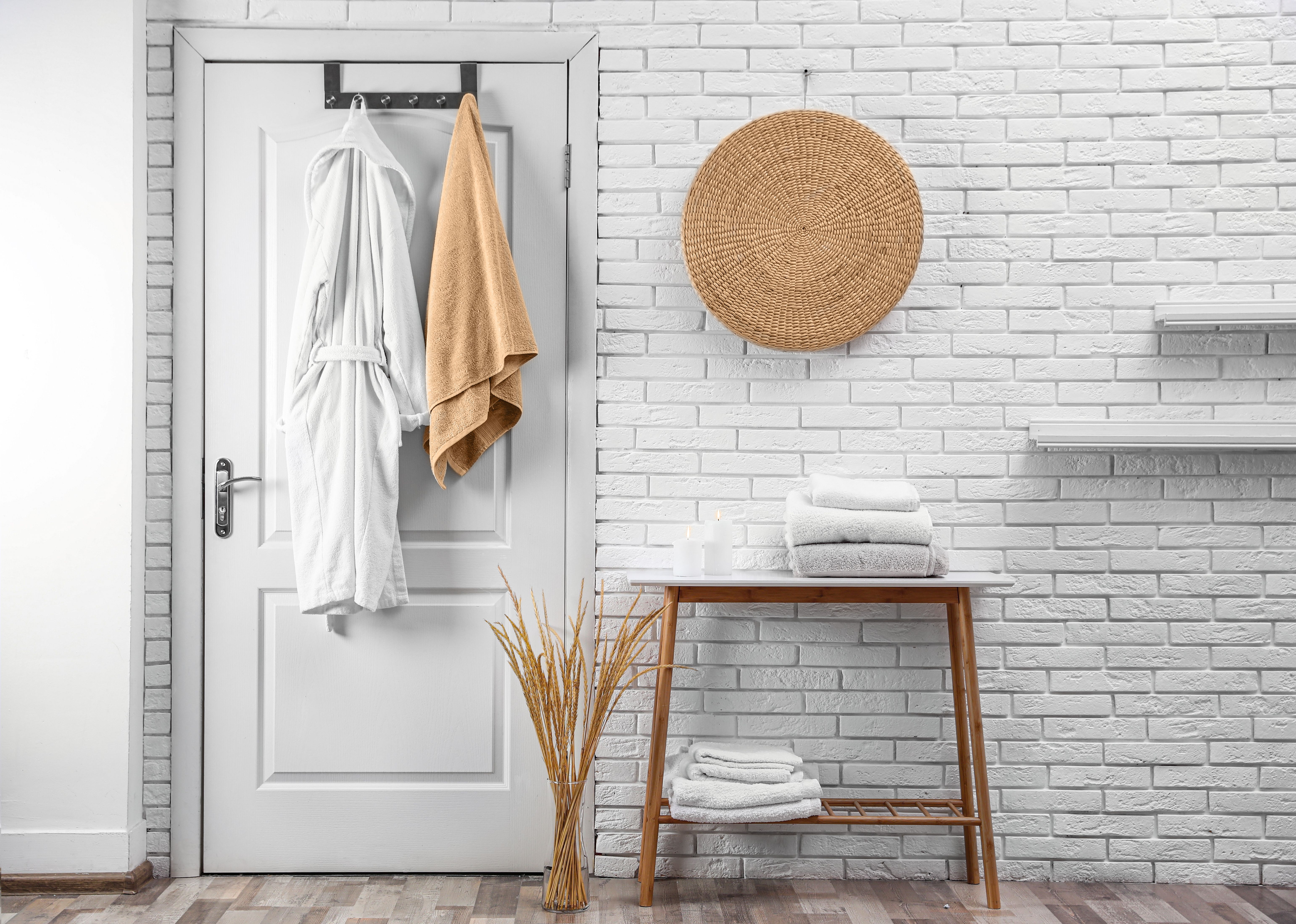 Багато людей вішає рушники на двері