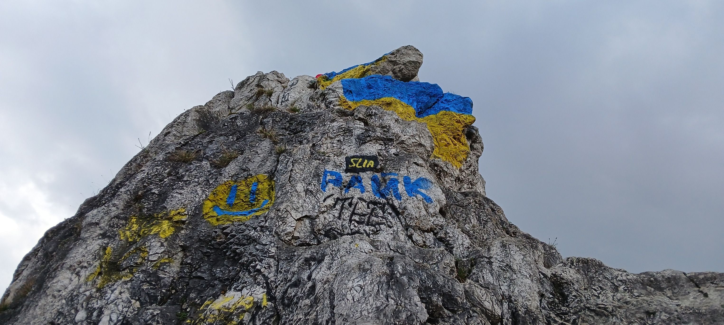 В Угорщині розмалювали скелю в заповіднику В Угорщині розмалювали скелю в заповіднику