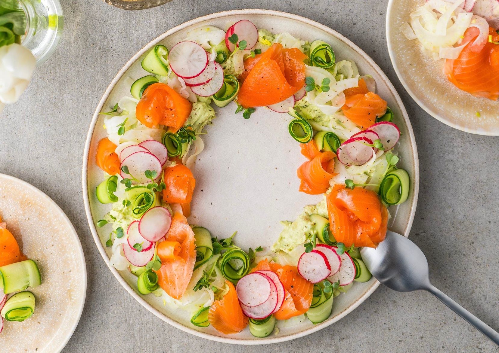 Салат "Пасхальный венок с копченым лососем"