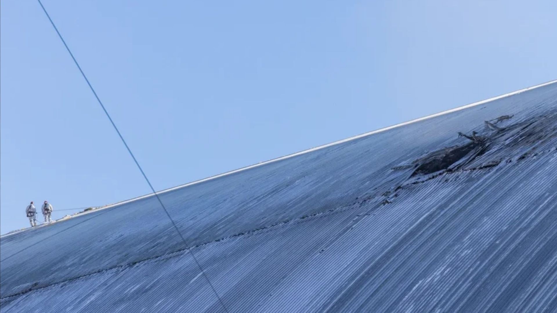 Поврежденный сакрофаг над ЧАЭС Поврежденный сакрофаг над ЧАЭС