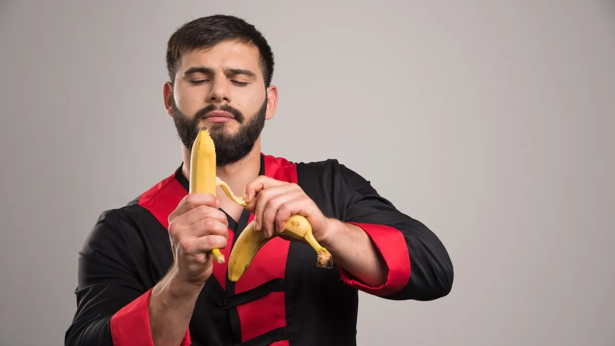 мужчина разглядывает банан мужчина разглядывает банан