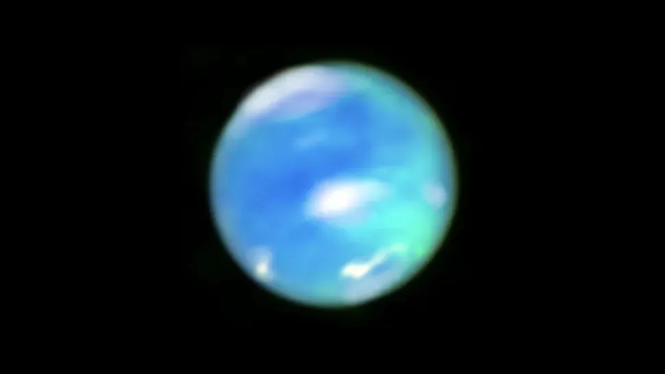 Полярні сяйва на Нептуні виникають не на полюсах, а в середніх широтах Полярні сяйва на Нептуні виникають не на полюсах, а в середніх широтах