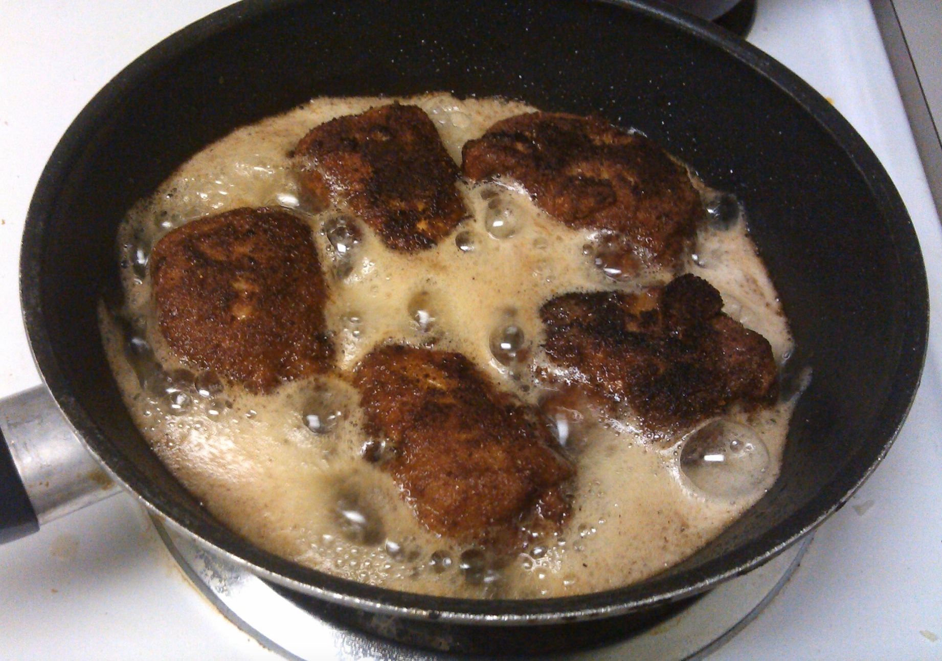 Почему при жарке котлет выделяется пена Почему при жарке котлет выделяется пена