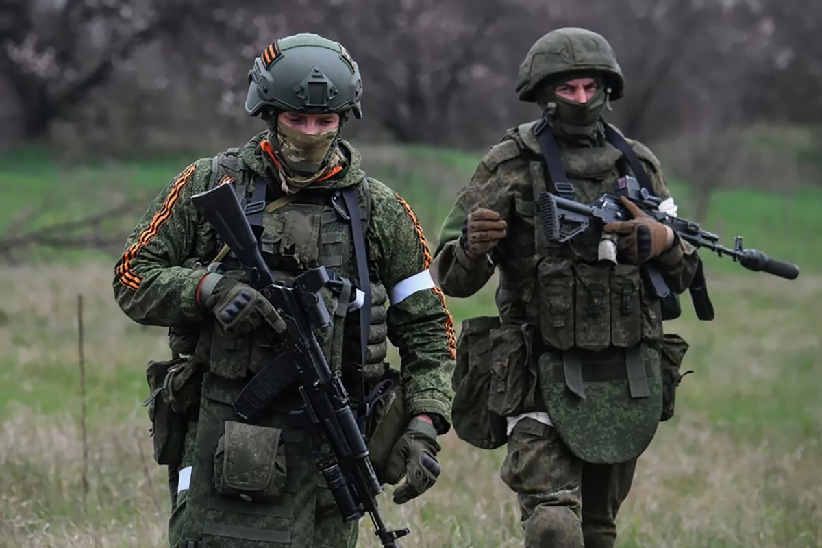 Російські окупанти зі зброєю у руках Російські окупанти зі зброєю у руках