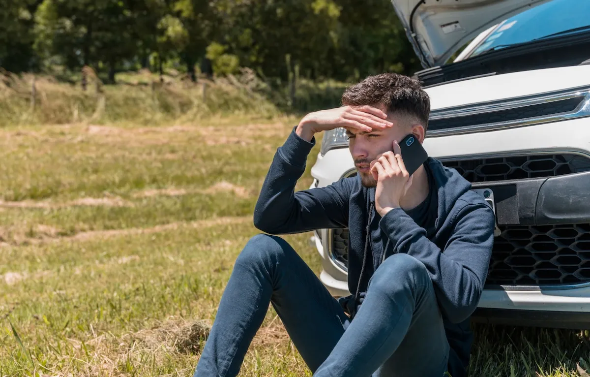 чоловік та зламаний автомобіль чоловік та зламаний автомобіль