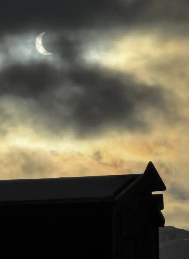 фото сонячного затемнення 29 березня 2025 фото сонячного затемнення 29 березня 2025