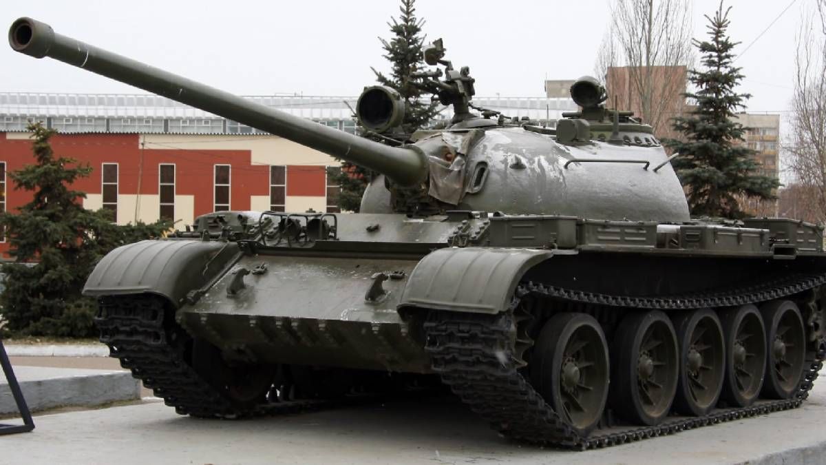 Росіяни на окремих напрямках використовують танки, зокрема, такі древні як Т-55 Росіяни на окремих напрямках використовують танки, зокрема, такі древні як Т-55