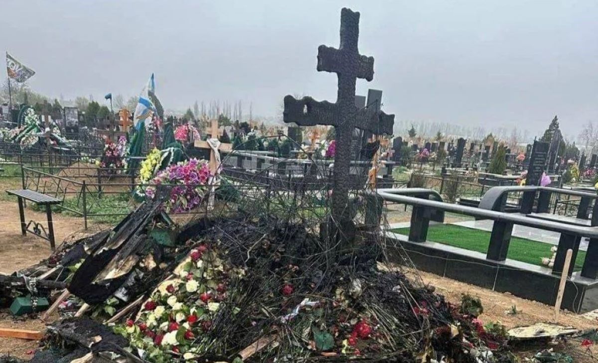 Невідомі підпалили могилу російського пропагандиста в Криму Невідомі підпалили могилу російського пропагандиста в Криму