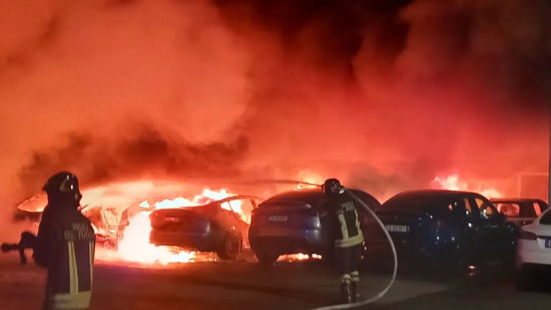У Римі пожежа в автосалоні Tesla пошкодила 17 автівок - 24 Канал