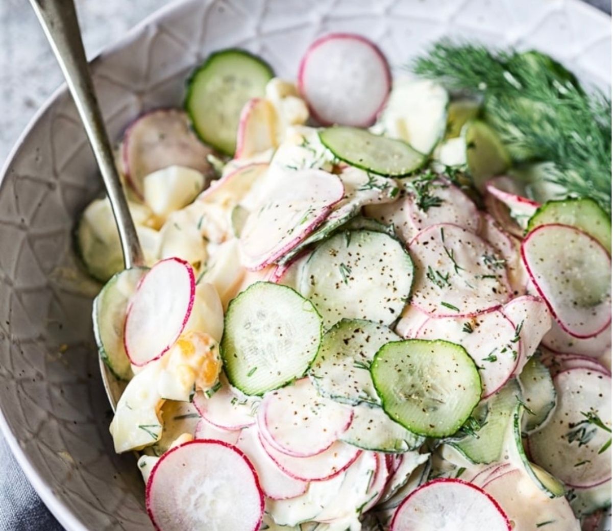 Салат с редисом, огурцами и яйцом Салат с редисом, огурцами и яйцом