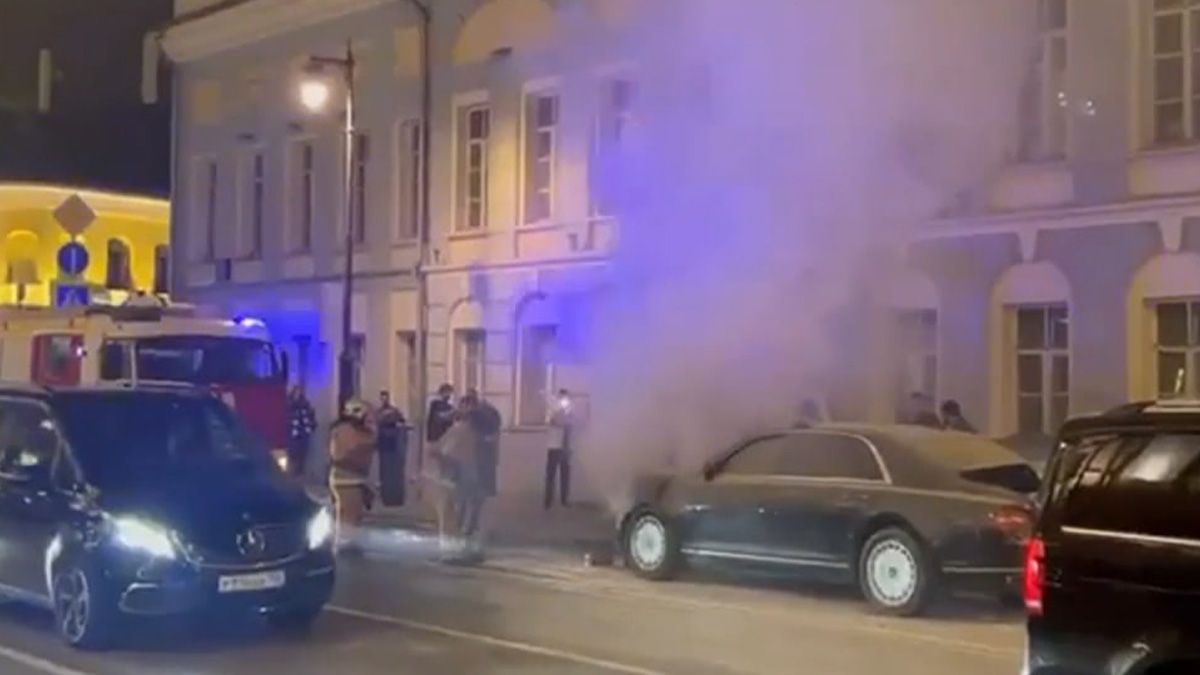 В Москве сгорел лимузин топ-чиновника Кремля В Москве сгорел лимузин топ-чиновника Кремля