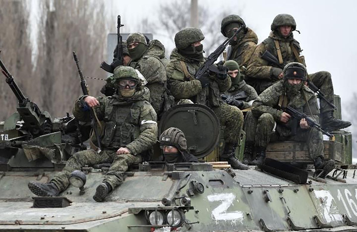 Російські окупанти на танку Російські окупанти на танку