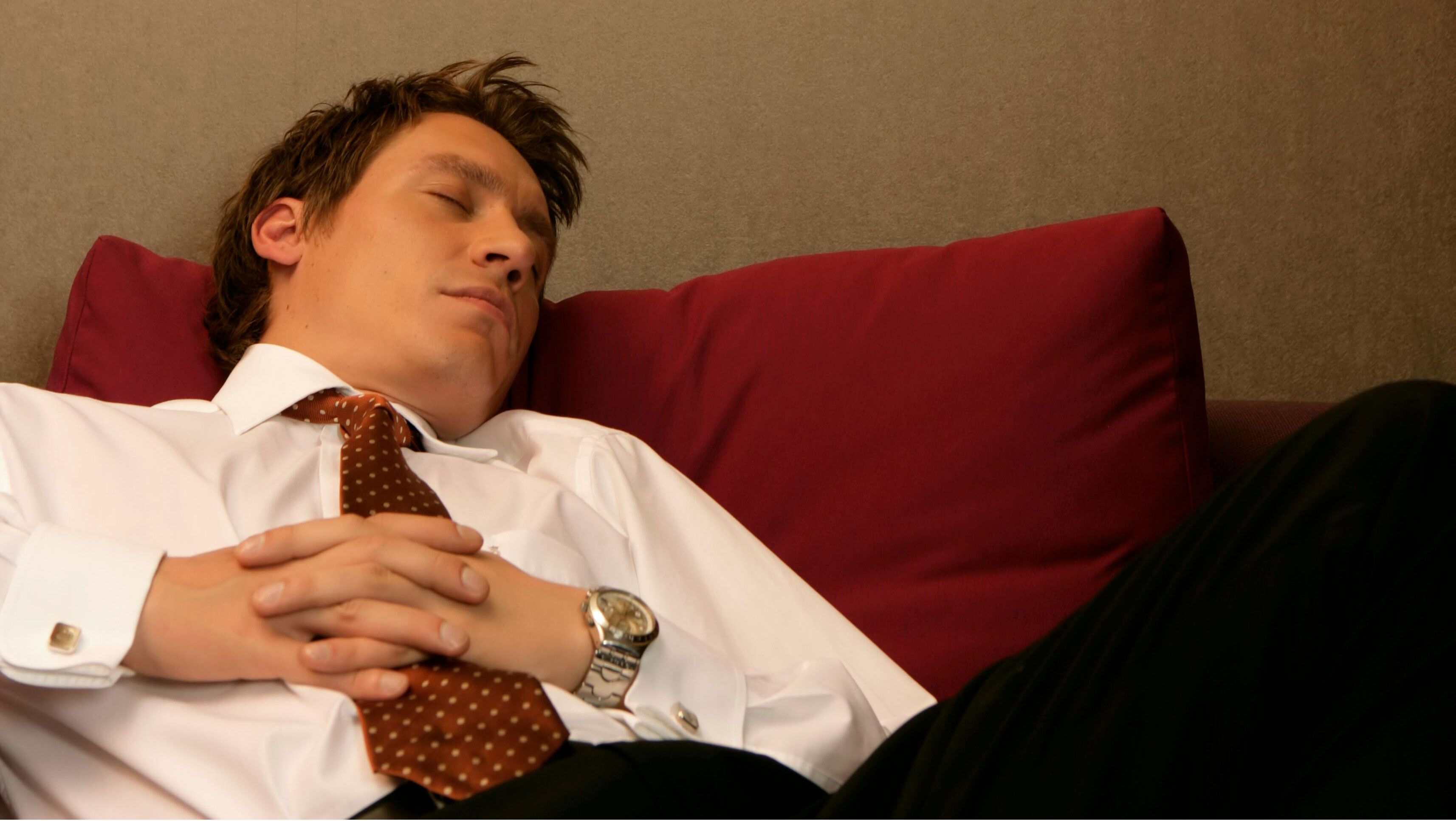 Чоловік спить на роботі Чоловік спить на роботі